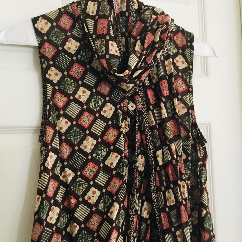 Gorgeous Sleeveless with Attached Scarf Vintage Top!!